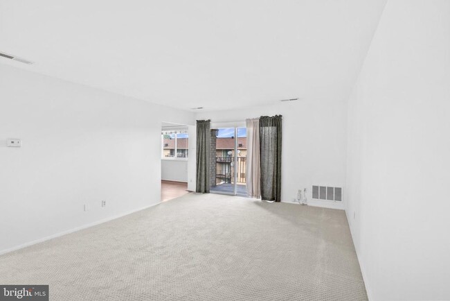 Building Photo - 6284 Rose Hill Dr