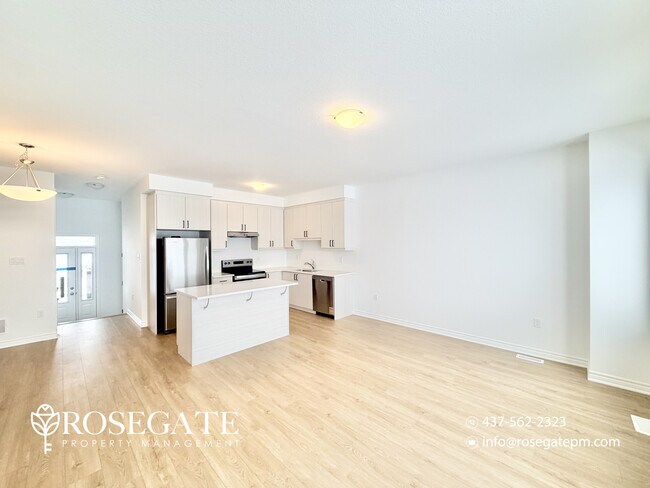 Photo du bâtiment - Spacious 3-Bedroom Freehold Townhouse with Private Garage & Outdoor Space in Kitchener