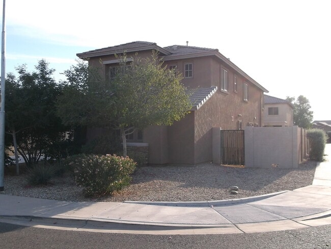 Building Photo - Spacious 4 bedroom, 2.5 bath