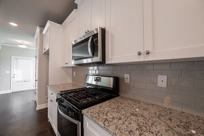 Foto del edificio - Contemporary 3 Bed 2 Bath Townhome WITH Bonus Room in Suwanee!