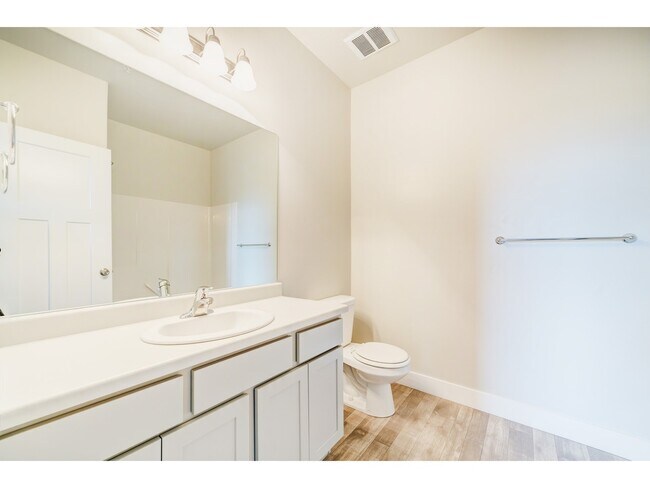 Baño del pasillo - 620 n emery ln