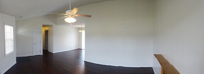 Foto del edificio - Minutes to Back Gate! Wood Laminate Floors!
