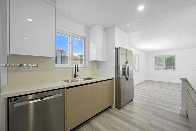 Foto del edificio - 5580 Plunkett St