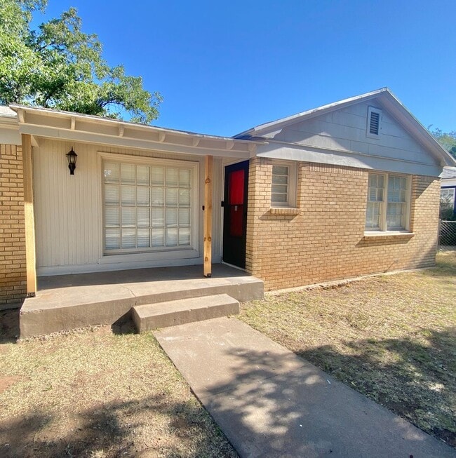 Building Photo - NOW PRE-LEASING FOR JULY: 4 bed 2 bath 2car garage in Tech Terrace