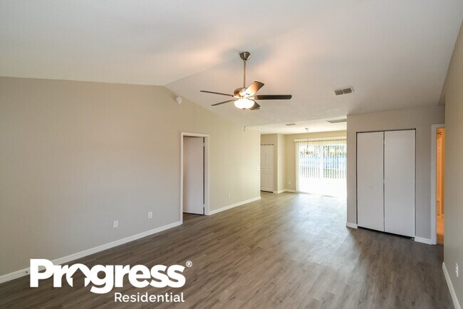 Building Photo - 1850 Sherwood Dr