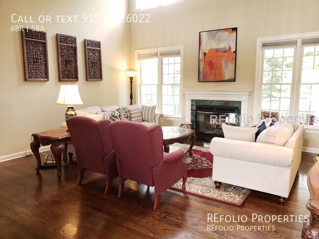 Building Photo - Stunning 6 Bedroom Home w/ Private Backyar...