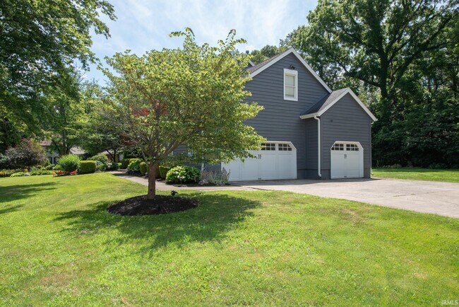 Building Photo - 3801 W Capilano Dr