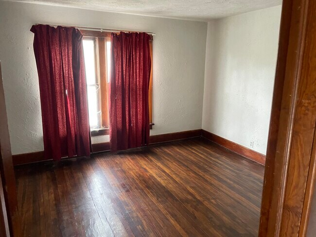 4 Large bedrooms - 4519 Baldwin Ave