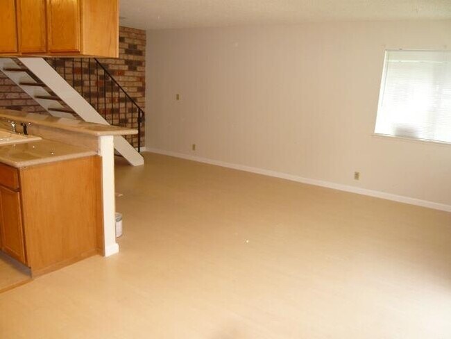 Foto del edificio - Walking distance to Union City Bart Station, Marina Food and Logan High