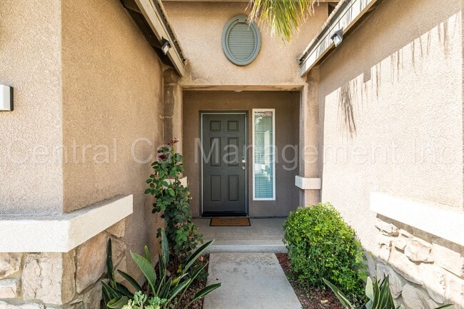 Building Photo - 4 Bedroom/2 Bath Home with Solar - $2695 p...
