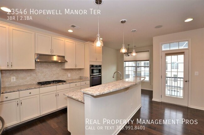 Building Photo - Beautifully Updated 3 Bedroom 2.5 Bath Con...