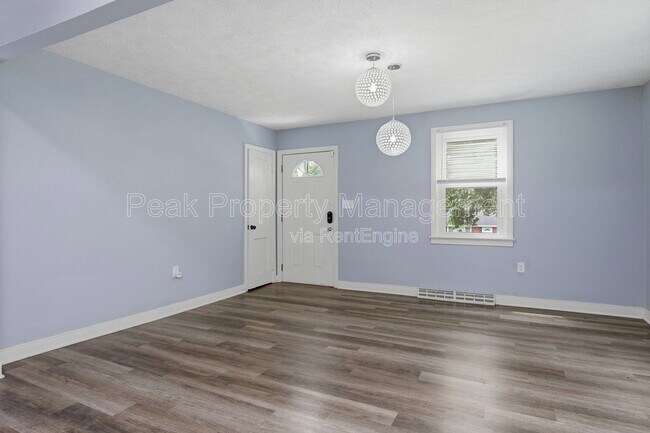 Building Photo - 421 St Luke St