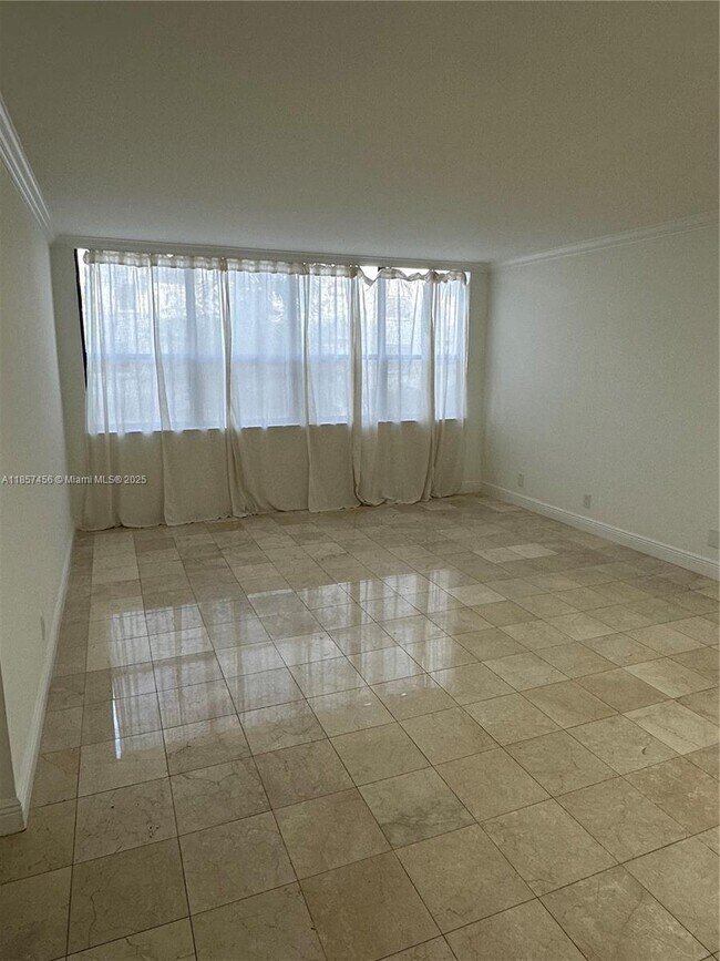 Foto del edificio - 10000 Bay Harbor Terrace