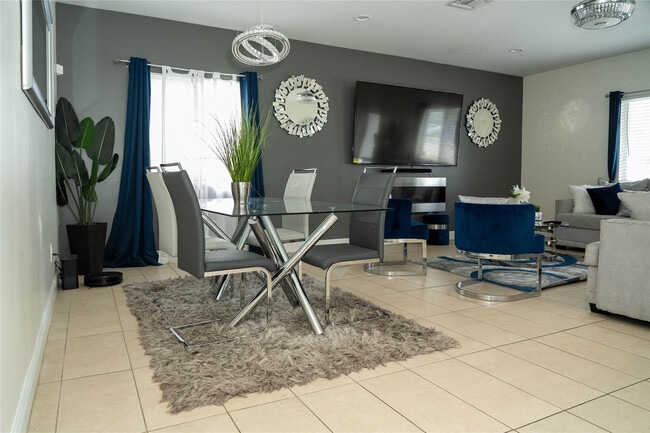 Building Photo - 2710 NW 5th St