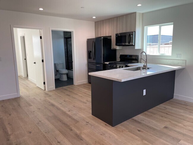 Foto del edificio - 1529 Winona Blvd