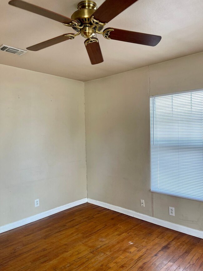 Building Photo - W. Houston