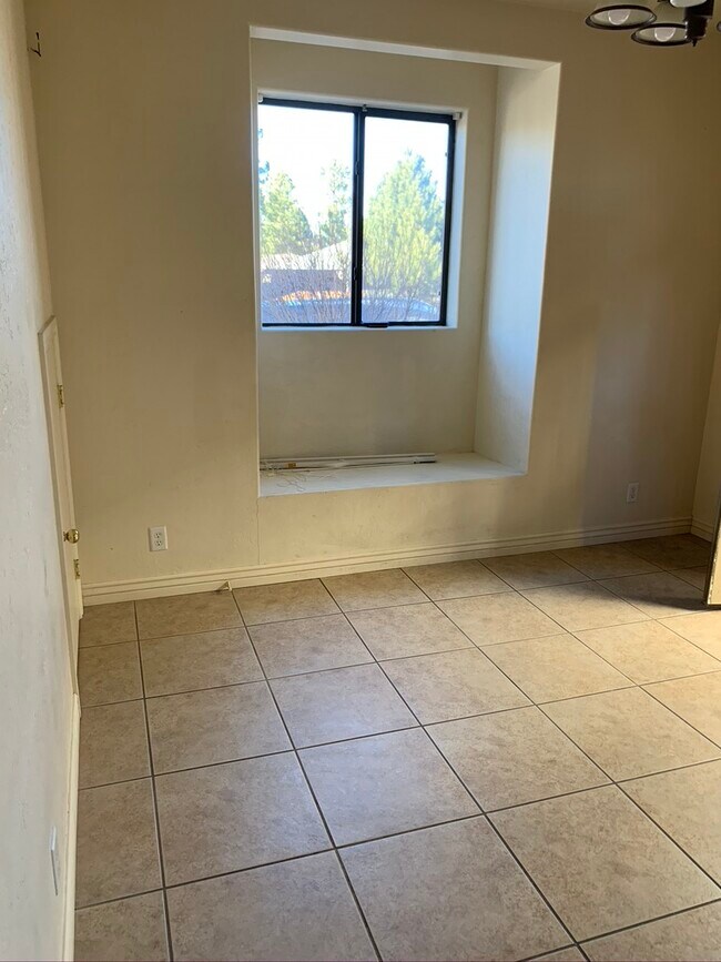 Building Photo - 1461 E Turney Dr