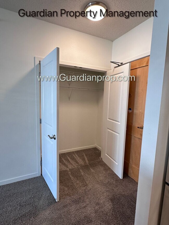 Foto del edificio - South East Minneapolis Condo, Garage, Dishwasher, 2nd Floor