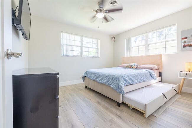Foto del edificio - 920 SE 16th Ct