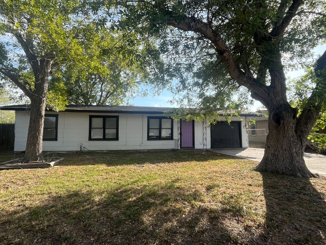 Foto principal - Four Bedroom Two Bath in Calallen School D...
