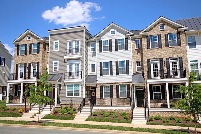 Building Photo - Spacious Old Trail Townhome