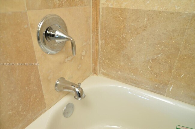 Foto del edificio - 2935 NE 163rd St