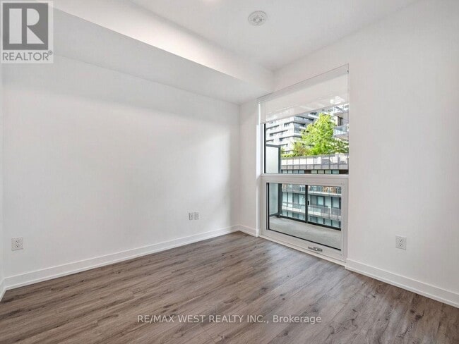 Building Photo - 39 Roehampton Ave