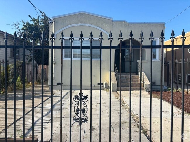 Building Photo - 942 36th St