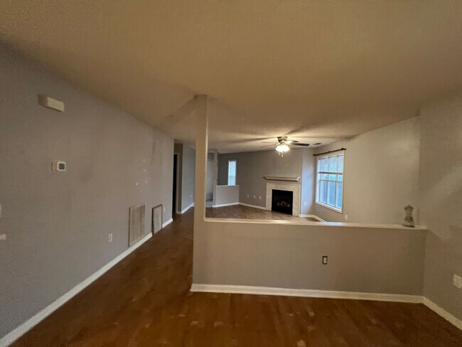 Foto del edificio - Coming Soon! Breezewood Condo, 2 Brd/2bath Screen Porch! LVP wood flooring, Center of Wilmington!