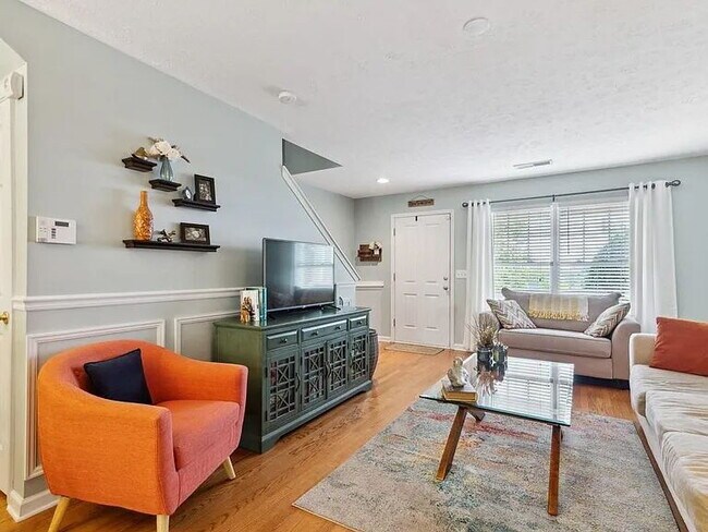 Foto del edificio - Move-In Ready Townhouse in Prime Location ...