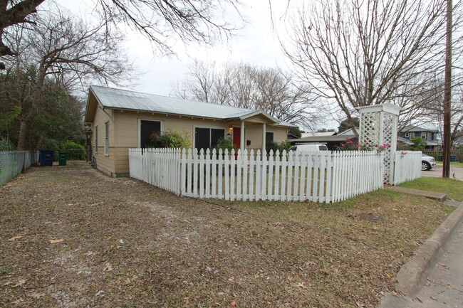 Building Photo - Quaint 3 Bedroom, 1 Bath Home in Brentwood...