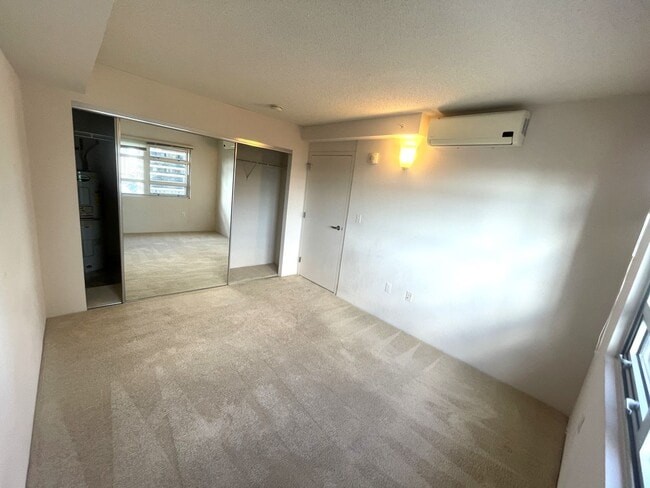 Building Photo - 1 Bed 1 Bath 1 Parking in 801 South! Water & Sewer included!