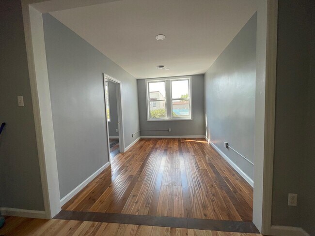 Building Photo - 422 Broadway