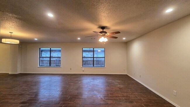 Foto del edificio - Woodlake Spacious single-story living with a clean, modern interior and flexible layout.
