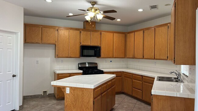 Building Photo - Beautiful home in a country setting!
