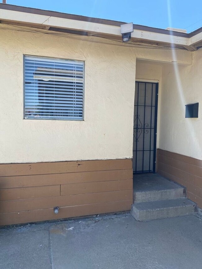 Building Photo - Single level 3 bedroom 1 bathroom centrall...