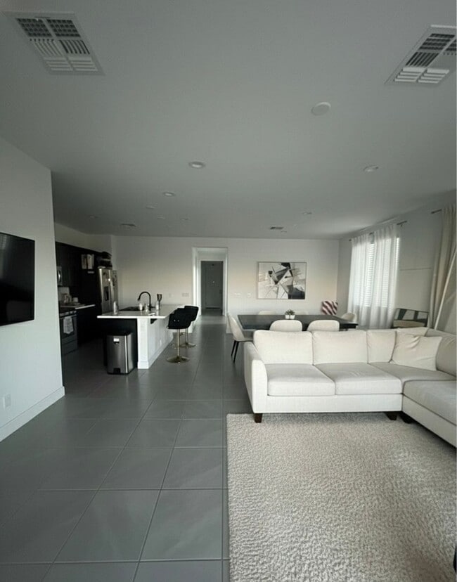 Foto del edificio - 2044 E Prairie Dog Dr