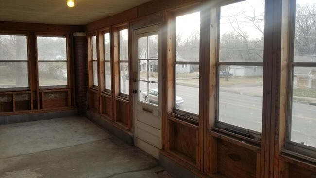 Building Photo - Quaint Wooded Jewel in Independence