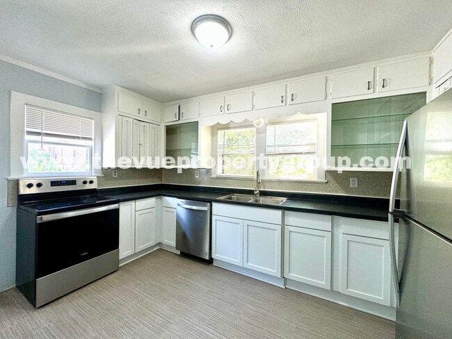 Foto del edificio - Spacious 3-Bedroom, 2-Bath Home with Moder...