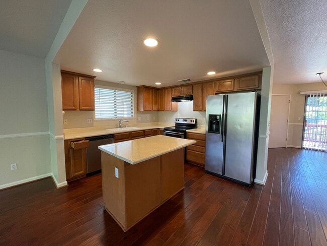 $500 Lease Signing Bonus! Roomy Upstairs 2 Bed 2 Bath Duplex! Dishwasher, Garage, Washer/Dryer Ho... - $500 Lease Signing Bonus! Roomy Upstairs 2 Bed 2 Bath Duplex! Dishwasher, Garage, Washer/Dryer Ho... Townhome