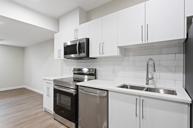 Building Photo - 6637-6646 46 Ave
