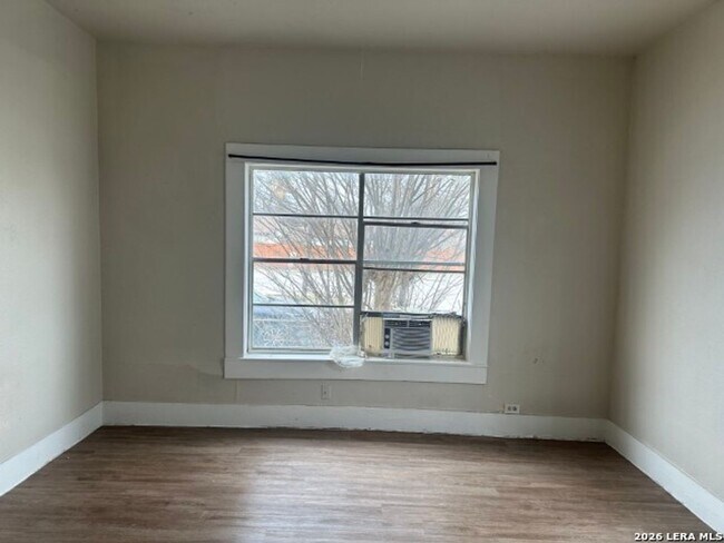 Foto del edificio - This affordable Quaint Westside Home Is ready for immediate occupancy