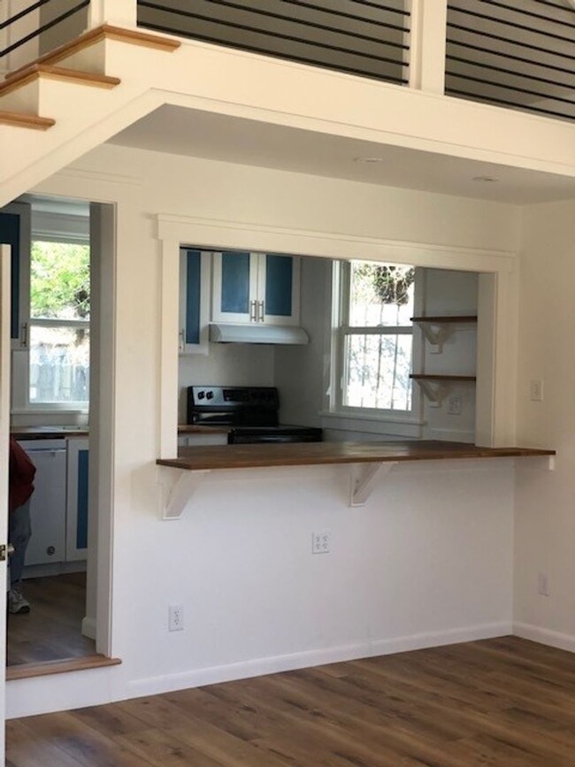 Building Photo - One Bedroom loft apartment for rent in Manteo