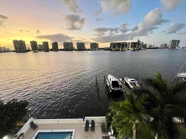 Foto del edificio - 17900 N Bay Rd