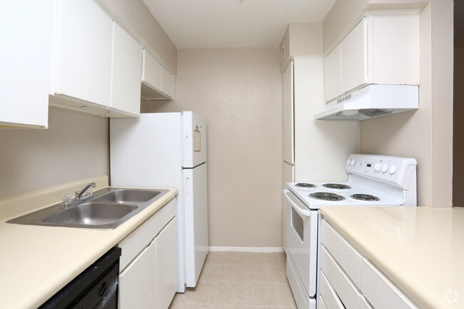 1BR, 1BA Junior - 586SF - Kitchen - Newport Granada Apartments