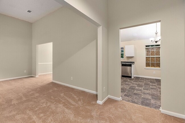 Building Photo - Large 3 Bedroom 2.5 Bath Home