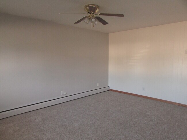 Foto del edificio - 3 BEDROOM | 1 BATH | SOUTH | DETACHED GARAGE