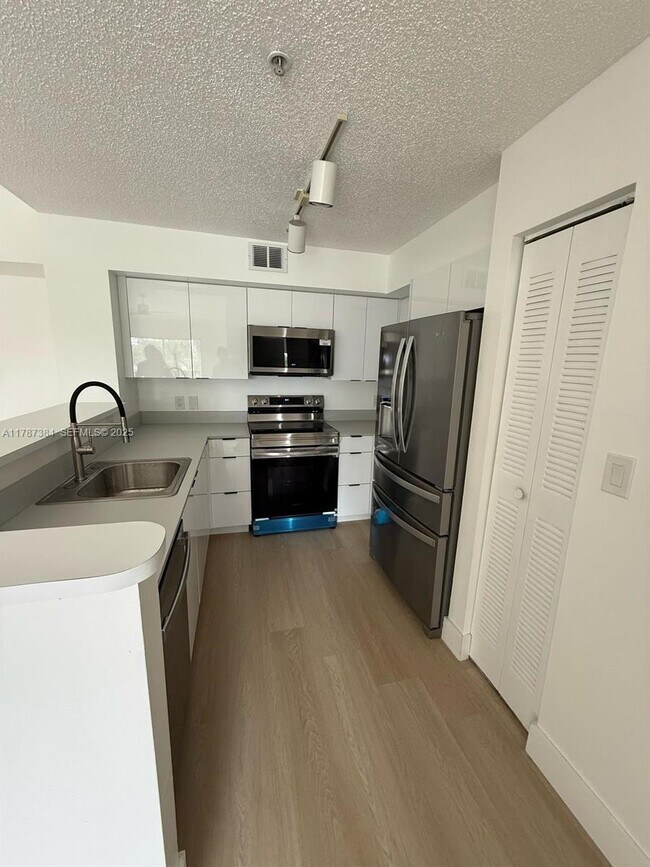 Foto del edificio - 4320 NW 107th Ave