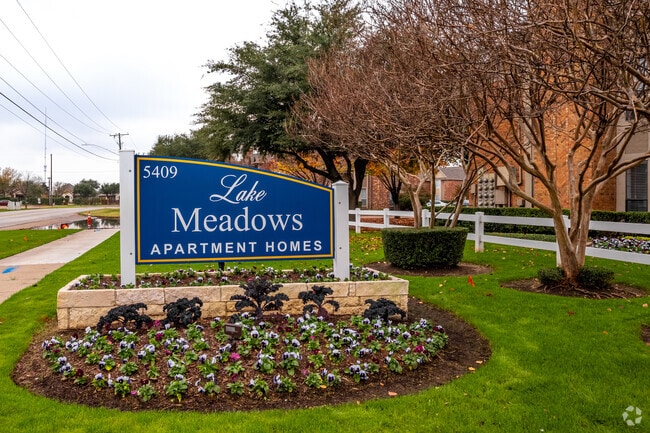 Building Photo - Lake Meadows