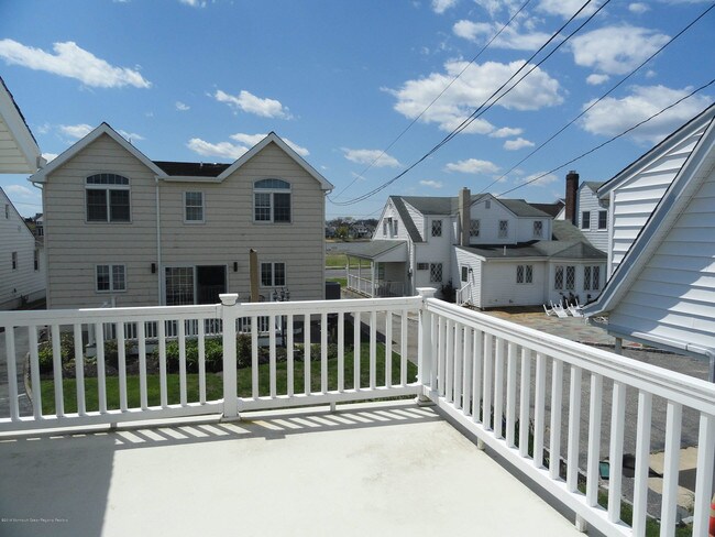 Building Photo - 204 Evergreen Ave